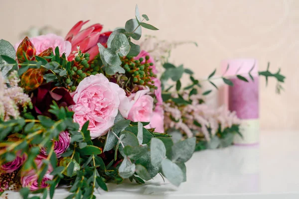 Pastel renkler gelin buketi tatlım. Masanın üzerinde parlak oda yakın çekim düğün çiçekleri