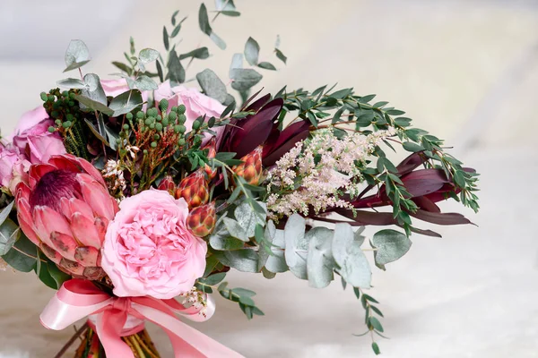 Pastel renkler gelin buketi tatlım. Parlak oda yakın çekim düğün çiçekleri 