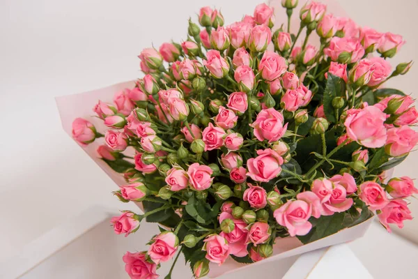 Buket çiçek, uyum birbirleri ile birlikte. Bush pembe gül buketi. Çiçek Sevgililer günü, anneler günü veya 8 Mart