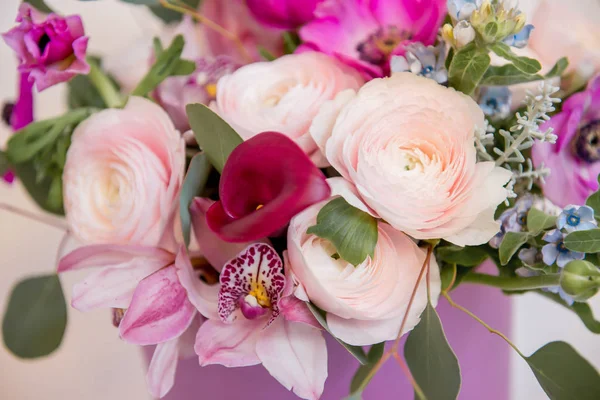 Bir demet çiçek, uyum birbirine bağlı anemon, Düğünçiçeği. Çiçek Sevgililer günü, anneler günü veya 8 Mart