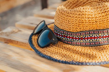 güneş gözlüğü ve saman kadın şapka yakın çekim