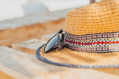 güneş gözlüğü yalan mı söylüyor ve bir şapka tembel güneşli bir plaj. Yaşasın! nihayet dinlenme