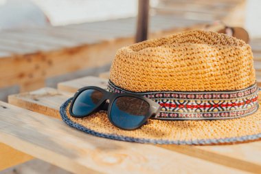 güneş gözlüğü ve saman kadın şapka yakın çekim