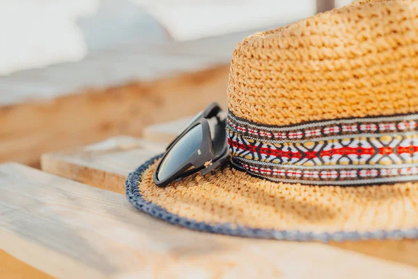 güneş gözlüğü yalan mı söylüyor ve bir şapka tembel güneşli bir plaj. Yaşasın! nihayet dinlenme