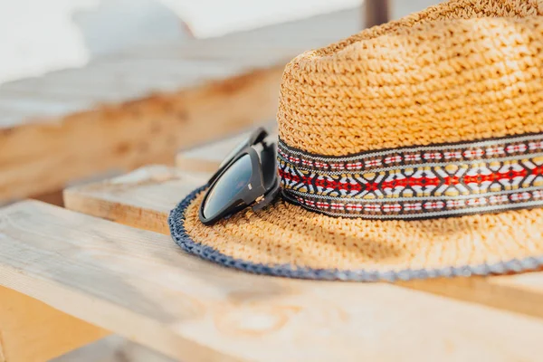 güneş gözlüğü yalan mı söylüyor ve bir şapka tembel güneşli bir plaj. Yaşasın! nihayet dinlenme