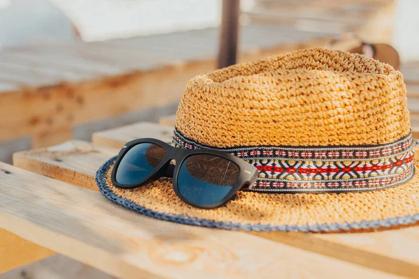 güneş gözlüğü ve saman kadın şapka yakın çekim