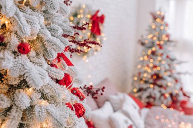 beyaz zemin üzerine kırmızı Noel ağacı süsle