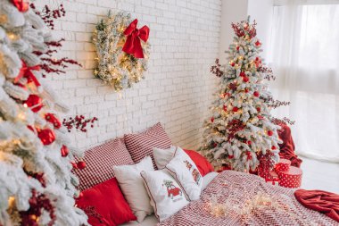 Hediyeler ve süslemelerle Noel ağacı