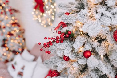 Ahşap arka planda noel süslemesi