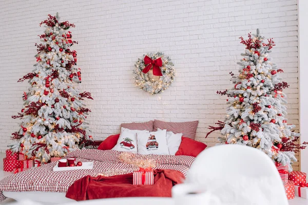 Christmas Room Projekt Wnętrz Czerwone Ozdobione Choinki — Zdjęcie stockowe