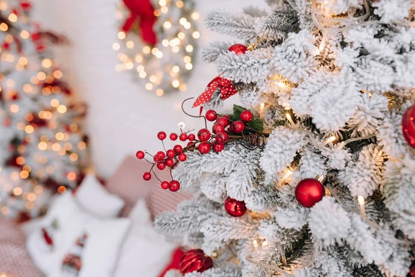 Ahşap arka planda noel süslemesi