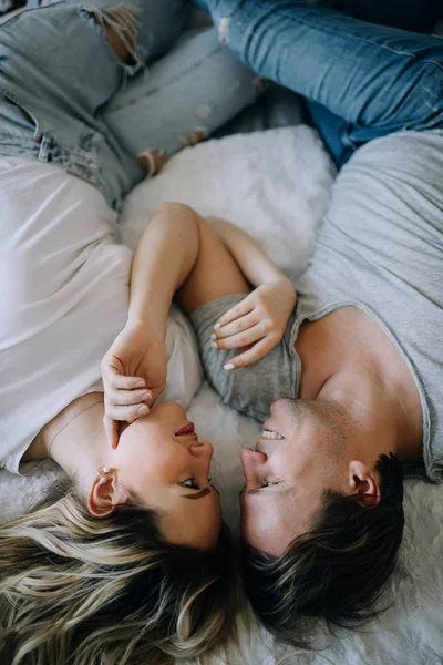 Ware Liefde Mooi Glimlachend Koppel Liggend Slaapkamer Het Bed — Stockfoto