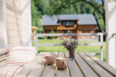 Kahveni iç ve yazın verandada dinlen.