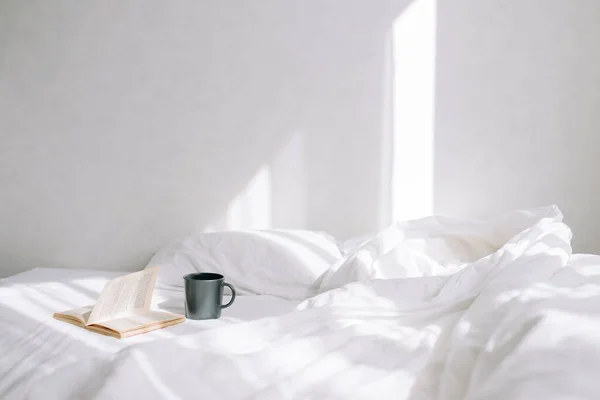 Чашка Кофе Книга Лежат Кровати Белой Спальне — стоковое фото
