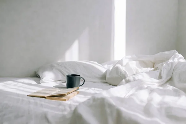 Кофе Чашка Чая Открытая Книга Кровати — стоковое фото