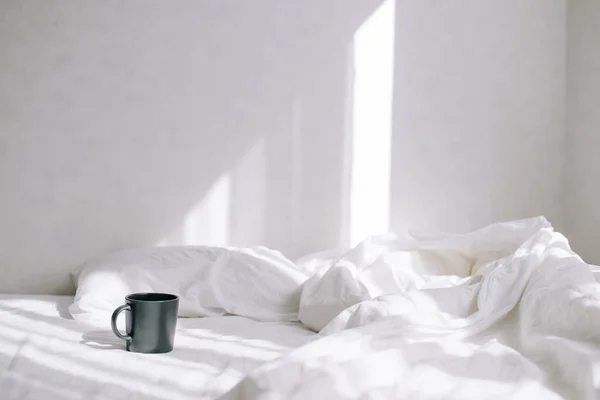 Una Taza Café Cama Rayos Sol Dormitorio Fondo — Foto de Stock