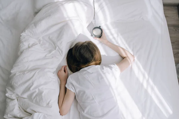 Sabahları genç bir kız kahve içerek yatağa uzanıyor ve işe ya da ders çalışmaya gitmek istemiyor. Uyuyakalmışım, uyku konseptini tutturamadım..