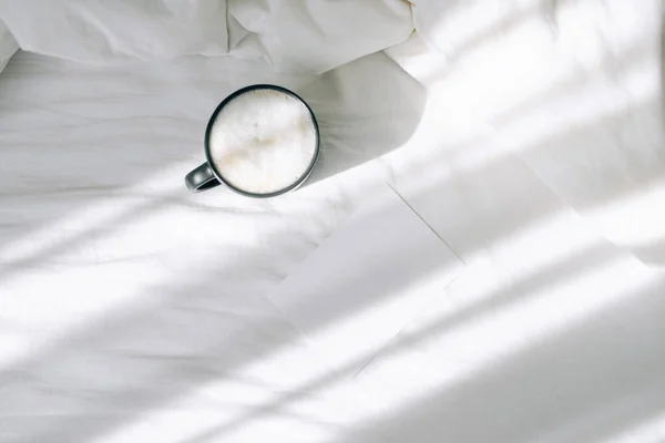 Чашка Кави Ліжку Світла Спальня Променями Сонця Вид Зверху — стокове фото