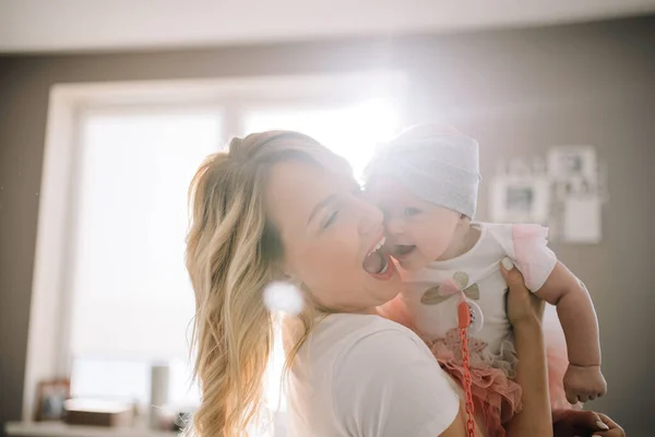 Mamá Con Bebé Sala Estar Brillante Divirtiéndose Rayo Sol Fondo —  Fotos de Stock