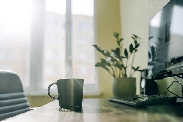 Sabah bürodaki bilgisayarın önünde, masanın üstünde bir fincan sade kahve.