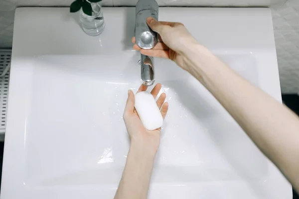 Dziewczyna Myje Ręce Łazience Trzyma Mydło Lewej Ręce Prawą Ręką — Zdjęcie stockowe