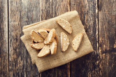 Cantucci ahşap masa üzerinde ahşap kase. Tipik İtalyan kurabiye