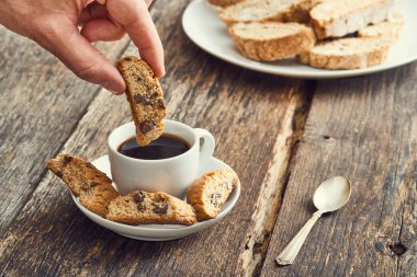 Kahve el dip cantucci. Tipik İtalyan çerez