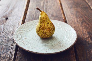 Armut vintage çanak ve ahşap masa