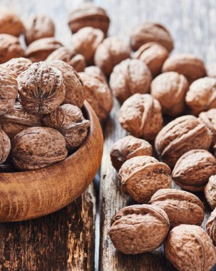 Ceviz ahşap kase ve vintage ahşap masa