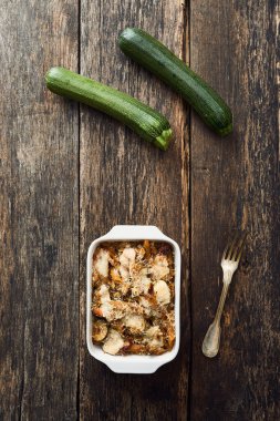 Fırında makarna kabak çanağı ve eski ahşap masa pişirme beyaz ile