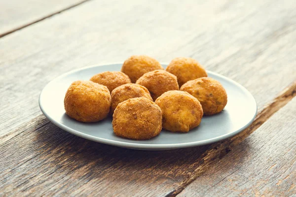 Arancini Sicilië straatvoedsel - rijst balletjes gevuld met vlees gekookt — Stockfoto