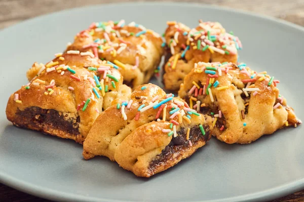 Buccellato - kuru incir ve kuru üzüm ile doldurulmuş geleneksel Sicilya hamur işleri