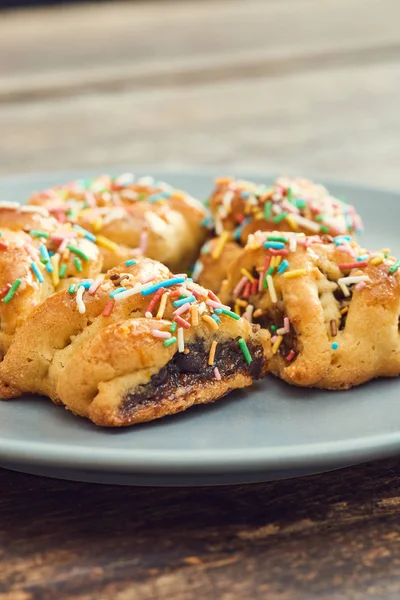 Buccellato - kuru incir ve kuru üzüm ile doldurulmuş geleneksel Sicilya hamur işleri