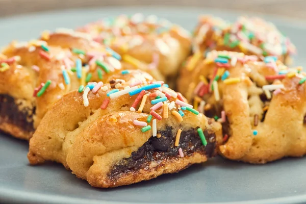 Buccellato - kuru incir ve kuru üzüm ile doldurulmuş geleneksel Sicilya hamur işleri