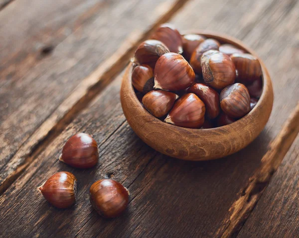 Castanhas em tigela de madeira — Fotografia de Stock