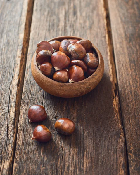 Castanhas em tigela de madeira — Fotografia de Stock