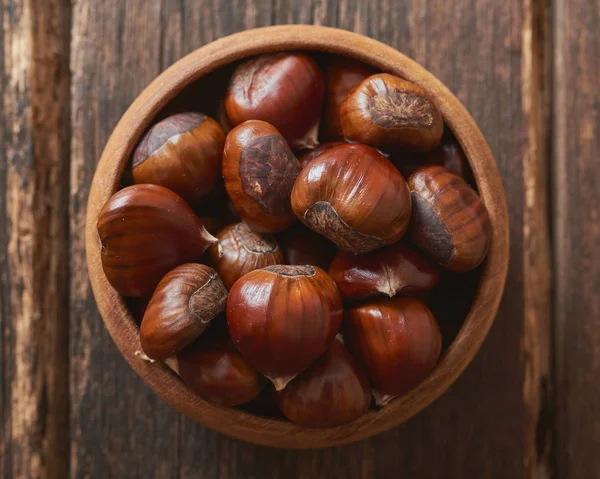 Castanhas em tigela de madeira — Fotografia de Stock