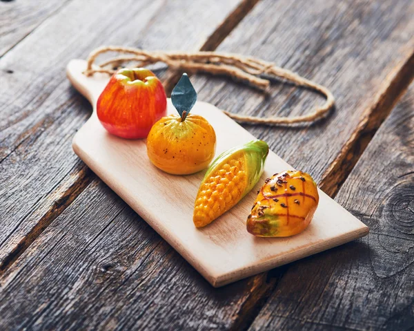 Badem ezmesi meyve - frutta di martorana - tipik Sicilya hamur işleri