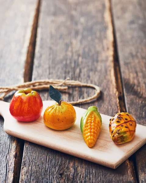 Badem ezmesi meyve - frutta di martorana - tipik Sicilya hamur işleri - metin alan üstünde belgili tanımlık tepe