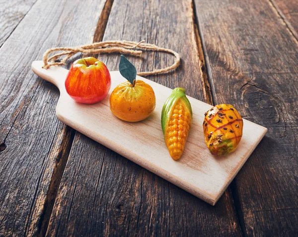 Badem ezmesi meyve - frutta di martorana - tipik Sicilya hamur işleri