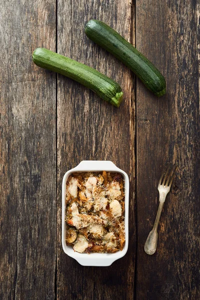 Fırında makarna kabak çanağı ve eski ahşap masa pişirme beyaz ile