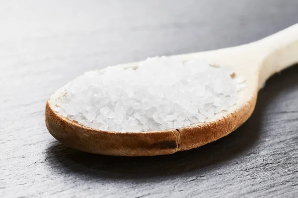 Sól morska w drewnianej łyżce — Zdjęcie stockowe
