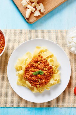 Beyaz çanak üzerinde Bolognese soslu makarna tagliatelle