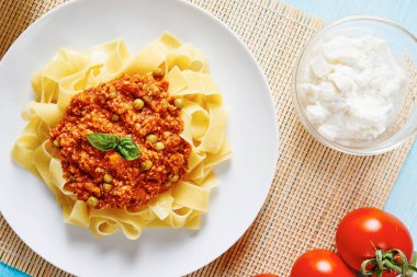 Beyaz çanak üzerinde Bolognese soslu makarna tagliatelle