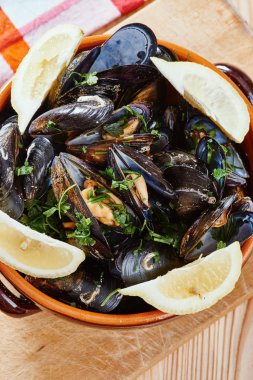 Bir tencerede buğulanmış midye yakın çekim