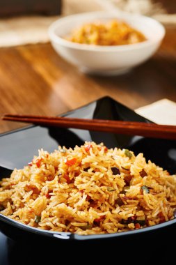 Pirinç siyah kare tabak sebze ile