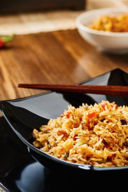 Pirinç siyah kare tabak sebze ile