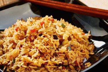 Pirinç siyah kare tabak sebze ile yakın çekim