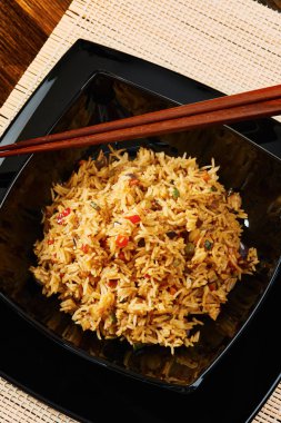 Pirinç siyah kare tabak sebze ile