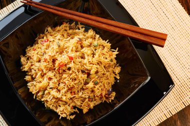 Pirinç siyah kare tabak sebze ile